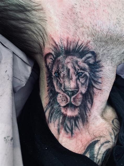Rangers hero Fernando Ricksen shows off brand new lion neck tattoo