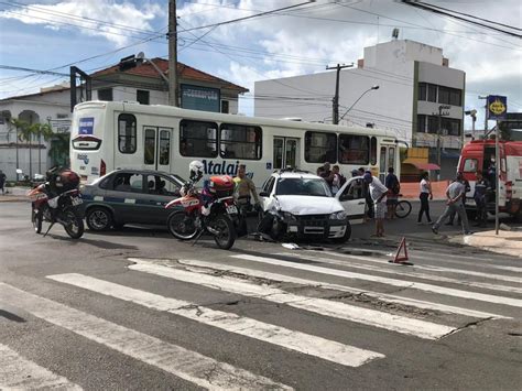 Colisão Frontal Entre Dois Carros Deixa Duas Pessoas Feridas Em Aracaju