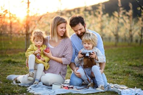 Família Duas Crianças Pequenas E Um Cão Andando Ao Ar Livre Em