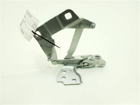 Used Mercedes Benz ML-Class Engine cover hinge A1668800028