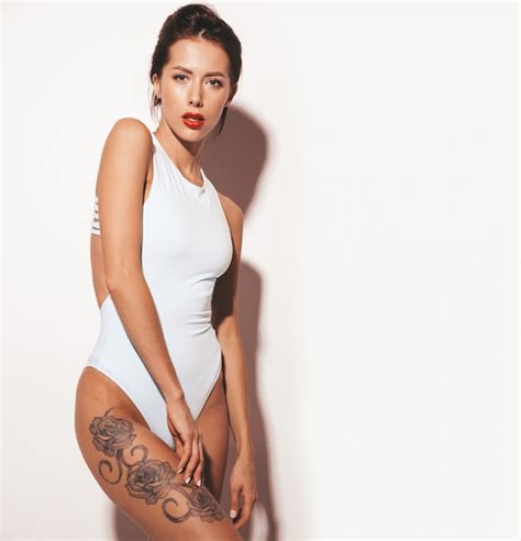 Portrait de belle femme brune souriante sexy Fille vêtue de lingerie décontractée de corps bleu