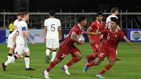 Pesepak Bola Tim Nasional U 20 Indonesia Muhammad Ferarri Ketiga Kanan