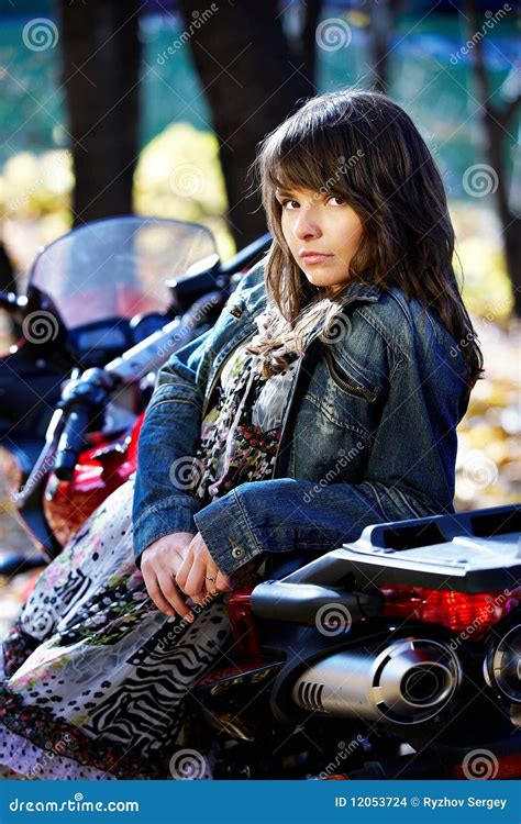 Brunette De Fille Avec Une Moto Rouge Photo Stock Image Du Calendrier Cheveu 12053724