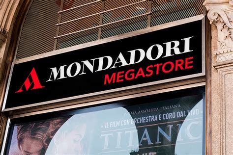 Milano Apre La Nuova Libreria Mondadori In Piazza Duomo Con Centomila