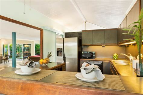 Hawaiian bungalow near the beach could be yours for under $2M - Curbed