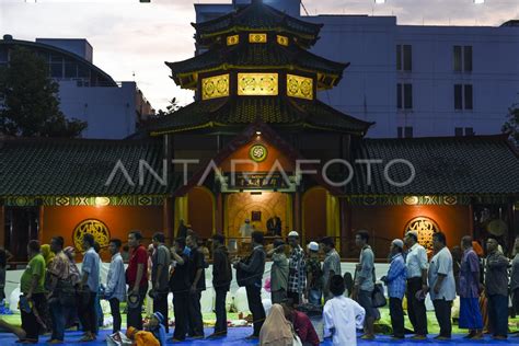 BUKA PUASA MASJID CHENG HO SURABAYA ANTARA Foto