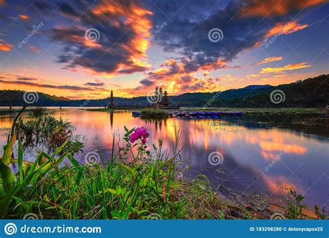 Amanecer En El Templo Del Lago Tamblingan Singaraja Bali Foto De