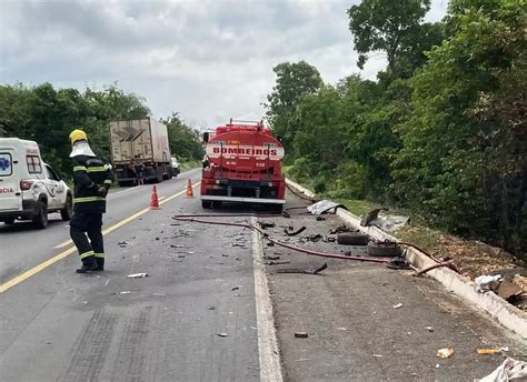 Mulher morre e homem fica gravemente ferido após acidente entre carro e