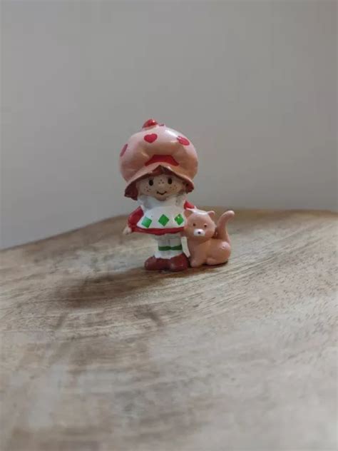 Strawberry Shortcake And Custard The Cat Miniature Plastic Figure