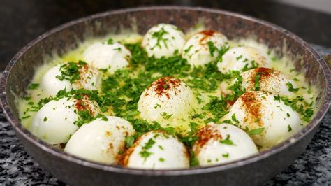 Con unos huevos y tomate tendrás una cena en minutos Huevos al