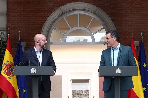 Pedro Sánchez Se Quita La Corbata Hasta En Visitas Institucionales A