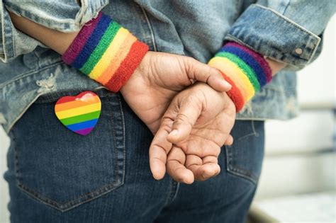 Lgbt arco iris colorido bandera corazón y cinta símbolo de lesbiana gay bisexual transgénero