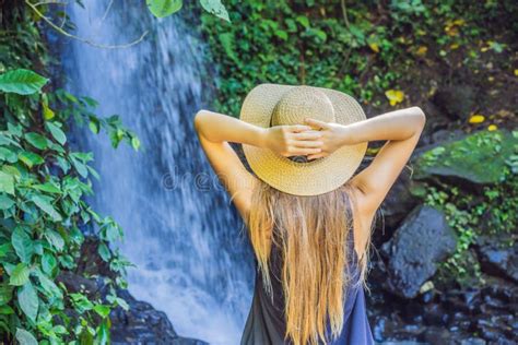 Viajero De La Mujer En Un Fondo De La Cascada Concepto Del Turismo Ecol