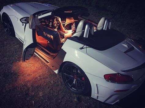 Hot girl 9x xuất hiện bên cạnh một loạt siêu xe xe thể thao đình đám ở Việt Nam là ai