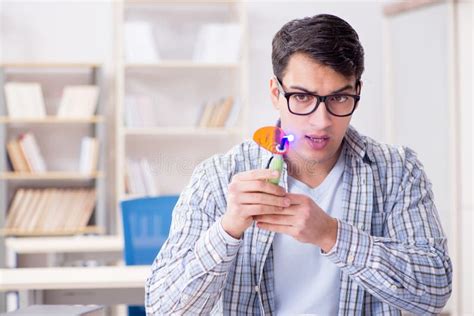 El Estudiante De Medicina Que Aprende La Odontolog A En Sala De Clase