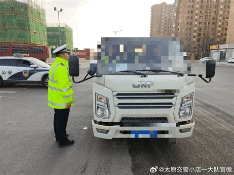 太原：六中队民警巡逻至龙城大街和悦路口处时，发现一辆号牌为豫gl6的工程车存在超员的违法行为进行车辆重点