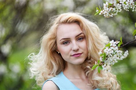 La Belle Jeune Femme Blonde Regarde Autour Souriant Verticale D Une