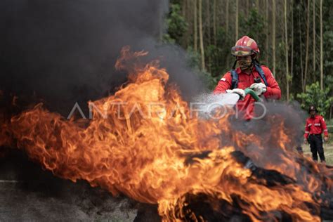 SIMULASI PEMADAMAN KEBAKARAN HUTAN DAN LAHAN ANTARA Foto