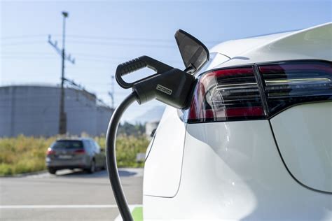 Electric cars continue to gain ground in Switzerland - SWI swissinfo.ch