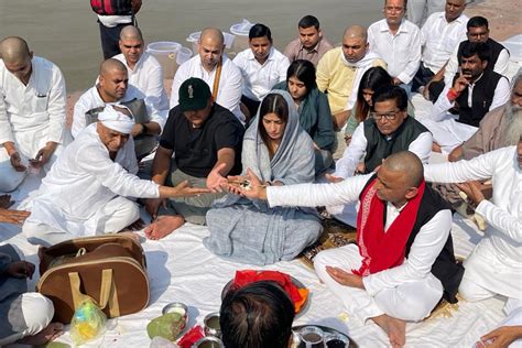 Akhilesh Immerses Mulayam’s Ashes In Haridwar, Sparks Reunion Talk ...