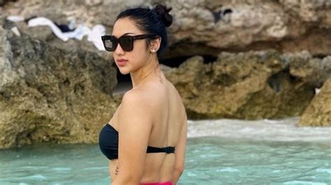 Pose Anindita Hidayat Pakai Bikini Hitam Bikin Mata Tak Berkedip