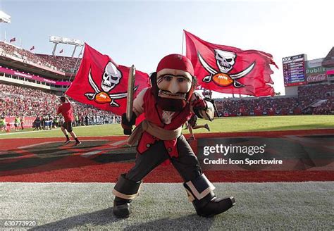 Buccaneers Mascot Photos And Premium High Res Pictures Getty Images