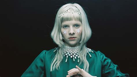 AURORA braucht keine „Cure For Me“, weil sie sich selbst gut genug ist ...