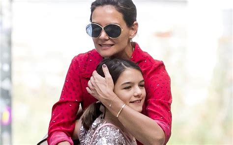 Katie Holmes é Clicada Em Momento Carinhoso Com A Filha Suri Pelas Ruas De Nova York Quem