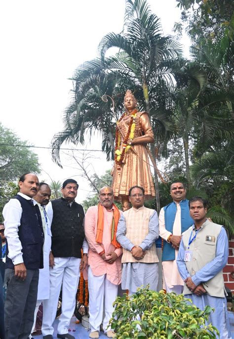 मुख्यमंत्री श्री विष्णु देव साय ने बिरसा मुण्डा की प्रतिमा लगाने 25 लाख और गोंड़वाना भवन में