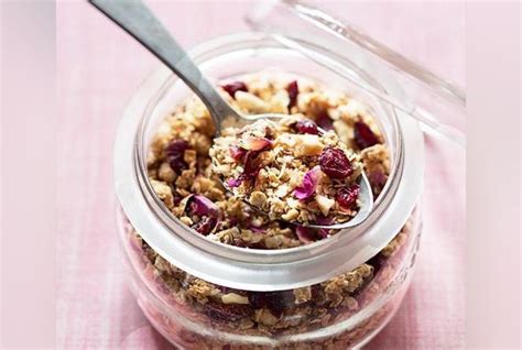 Granola à la rose amandes et cranberries Recette