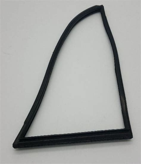 Уплотнитель стекла задней двери ВАЗ-2101 (форточка) // БРТ купить по ...