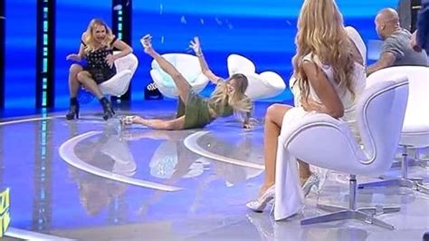 Scherzi A Parte La Caduta Hot Di Diletta Leotta Incidente Sexy Per La Showgirl
