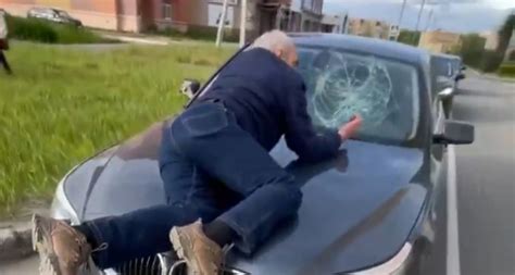 В Ухте женщина прокатила на капоте "БМВ" прохожего. Мужчина заметил ...