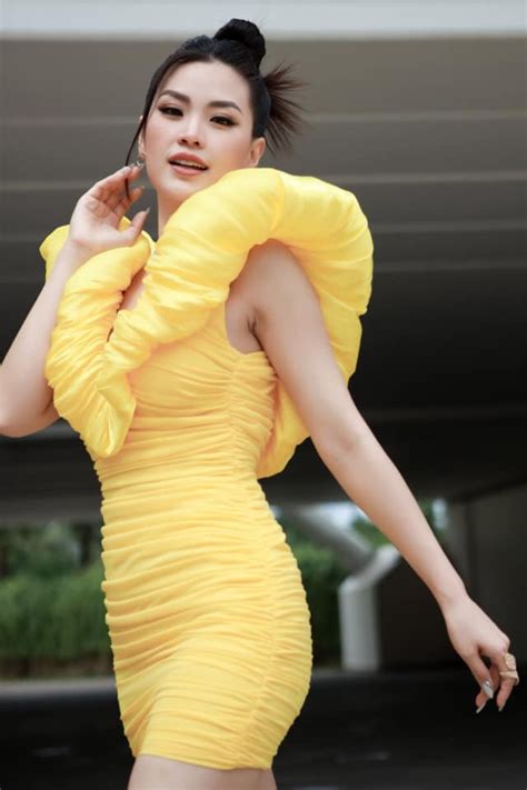 Tiểu Vy mặc áo hai dây màu nude nóng bỏng Đỗ Mỹ Linh vai trần quyến rũ xuống phố mùng Tết