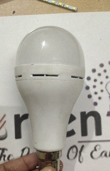 OEM Plastic 9W AC DC Rechargeable LED Bulb 6 W 10 W Capacity