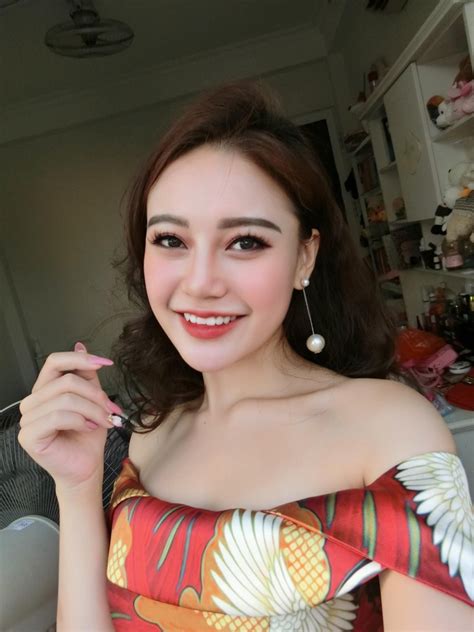 Bí quyết dưỡng da lạ lùng mùa World Cup của hot girl tuyển Đức Ngồi xem bóng ngáp lia lịa