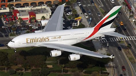 Dangerous Aiplane Landing Emirates Boeing Landing At Hong Kong