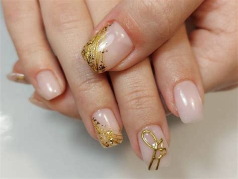 Different Looks You Can Achieve With A Nude And Gold Nails Polish And Pearls