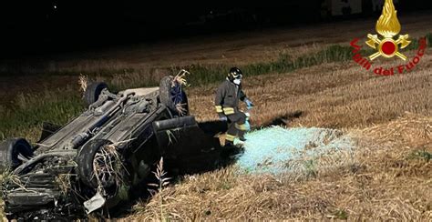 Esce Di Strada Con L Auto E Si Ribalta Tre Bambini Feriti Paura A