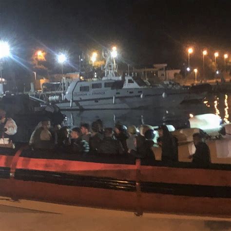 Nuovo Sbarco Nella Locride 55 Migranti Approdati A Roccella Jonica