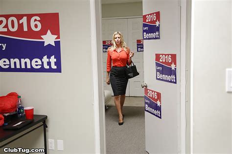 Une maman blonde dévêtue enlève sa jupe et sa lingerie pour exposer ses seins et son cul Photos