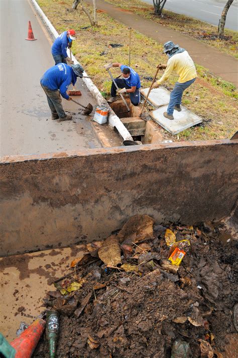 Equipes de limpeza retiram 500 toneladas de lixo em bueiros de São