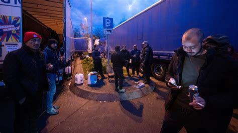 Lkw Fahrer Streik An A Europa Abgeordnete Besuchen Fernfahrer Bei