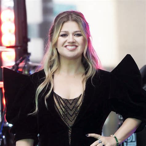 Kelly Clarkson Switches Things Up With Red Hot New Look Alongside Viral