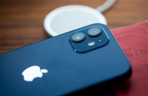 Беспроводное зарядное устройство MagSafe заряжает iPhone 12 mini ...