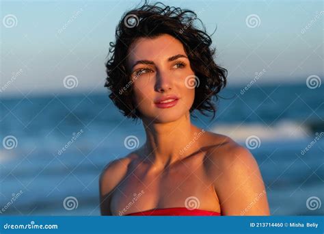 Dos Sexy D Une Belle Femme En Bikini Rouge Sur Fond Marin Photo Stock Image Du Nature