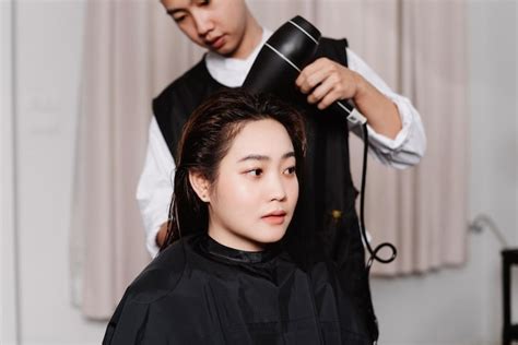 Cabeleireiro Masculino Usando Um Secador De Cabelo Secando O Cabelo