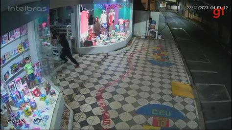 V Deo Ladr O Invade Loja De Roupas Furta Roupas Ntimas E Boneca Em