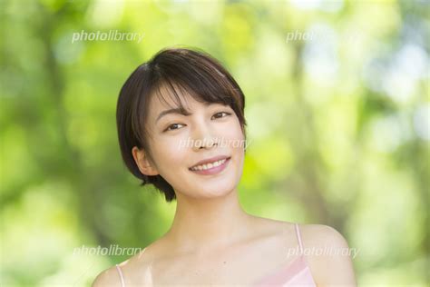 笑顔の若い女性 写真素材 [ 6061378 ] フォトライブラリー Photolibrary