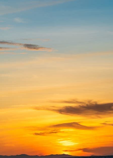 Fondo Vertical De Las Nubes Del Cielo Al Atardecer Con Luz Solar